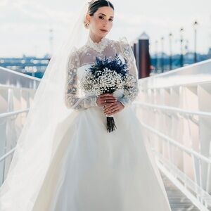 wedding dress, size 4 to 8, in off white